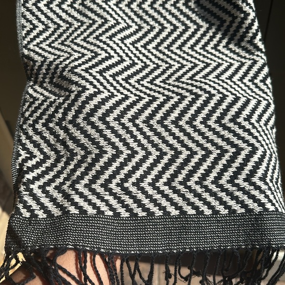 H&M scarf/wrap in black & white stripes.78% cotton,22% polyester. - Picture 5 of 7